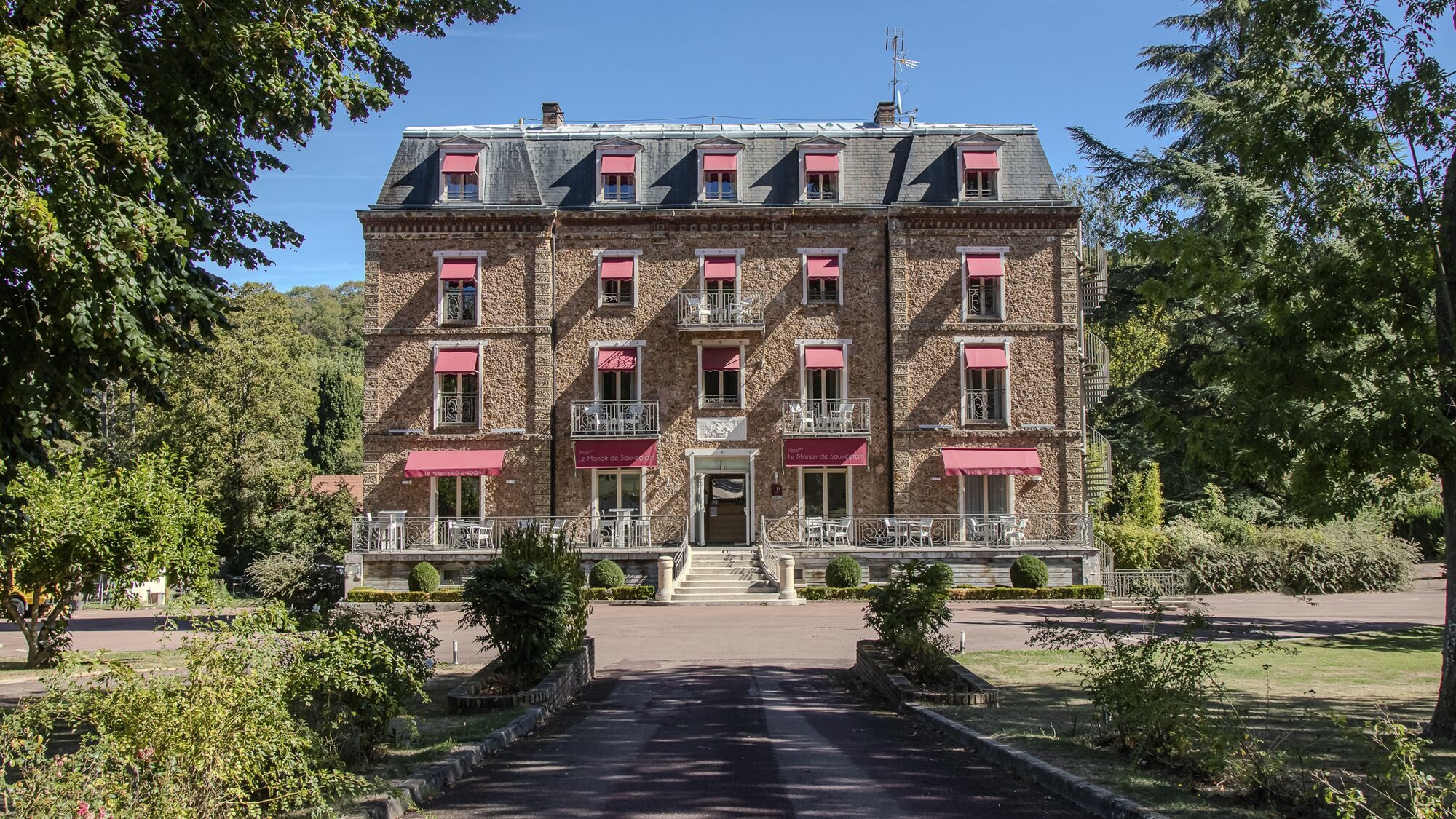Façade du Manoir de Sauvegrain, hôtel de charme proche de Versailles