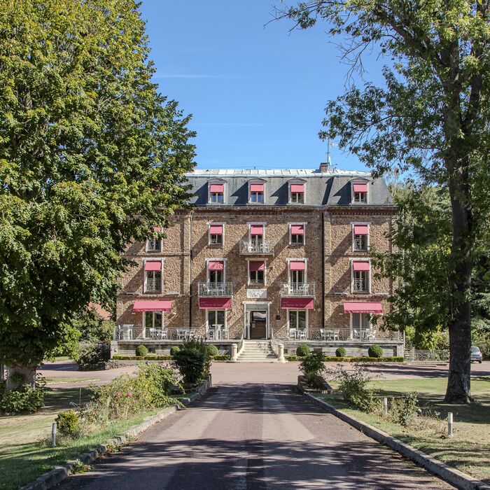 Allée bordée d'arbres menant au Manoir de Sauvegrain