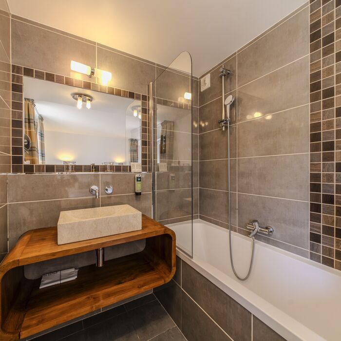 Salle de bain avec baignoire, chambre Double Supérieure du Manoir de Sauvegrain