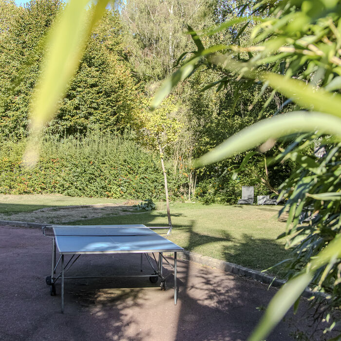 Jardin et allée ombragée du parc du Manoir de Sauvegrain