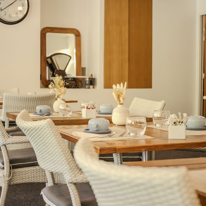 Salle du petit-déjeuner baignée de lumière au Manoir de Sauvegrain