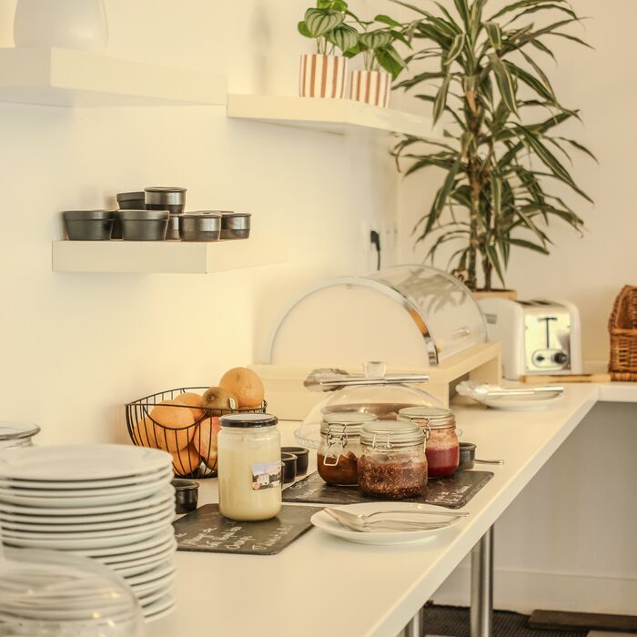 Salle du petit-déjeuner dressée au Manoir de Sauvegrain