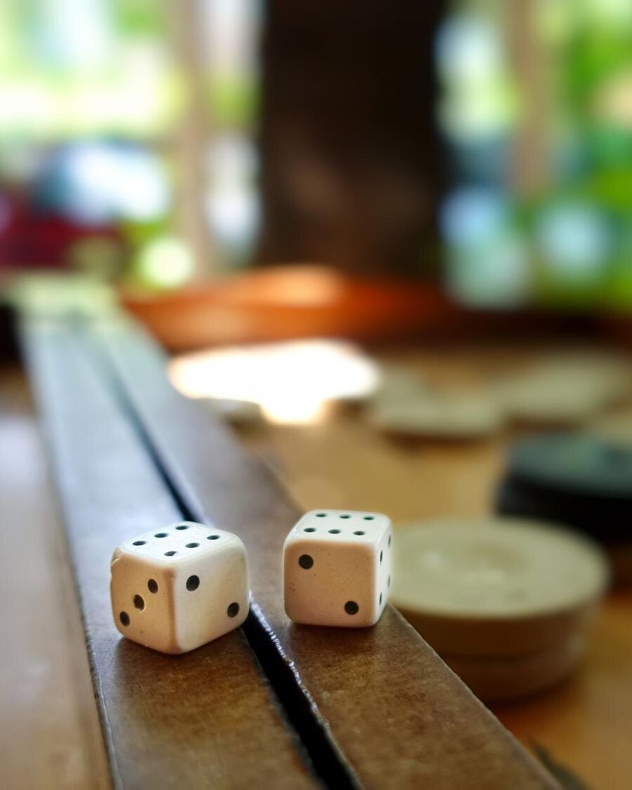 Dés et pions d'un jeu de société sur une table en bois