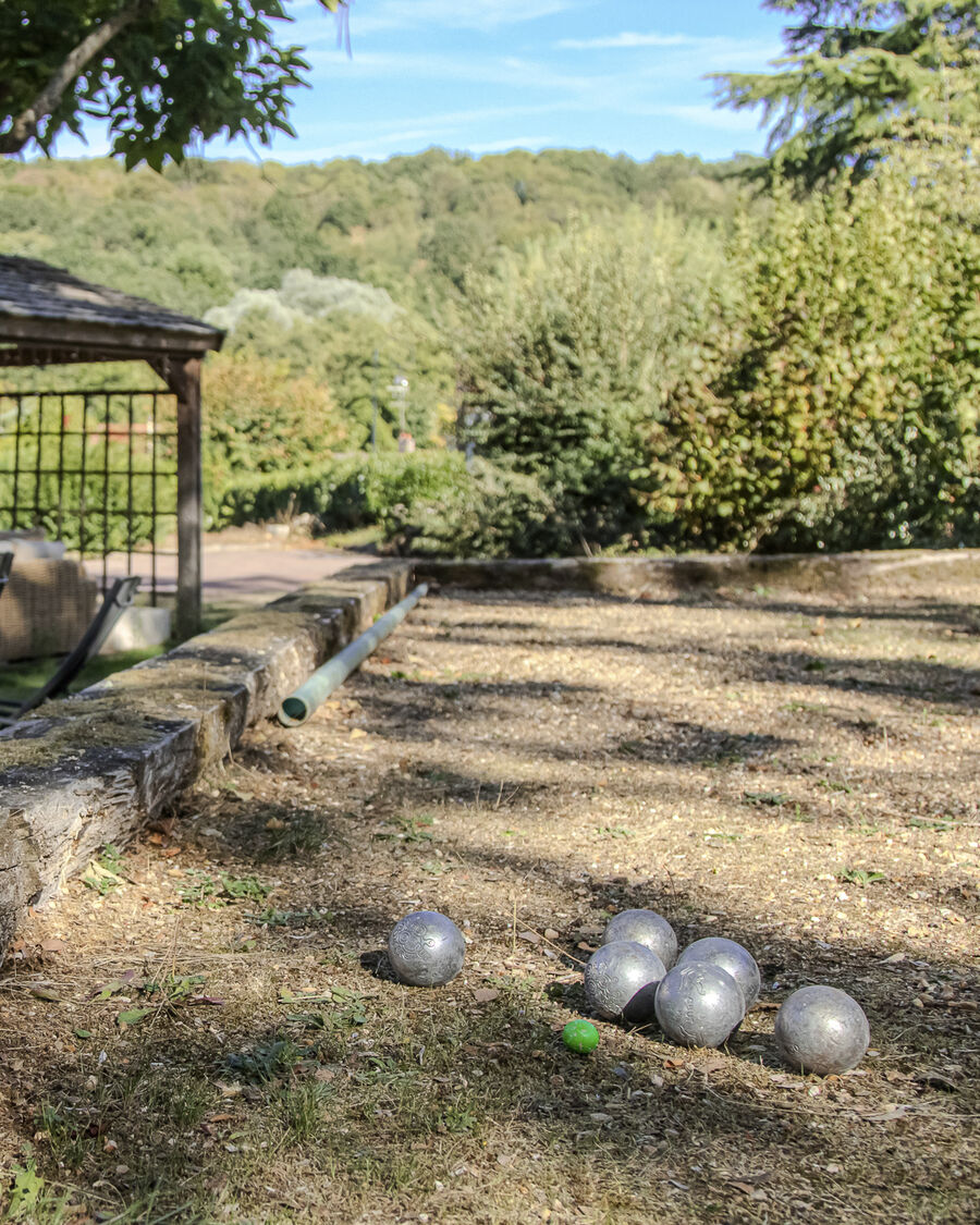 Boules de pétanque sur le terrain du Manoir de Sauvegrain, près de la gloriette
