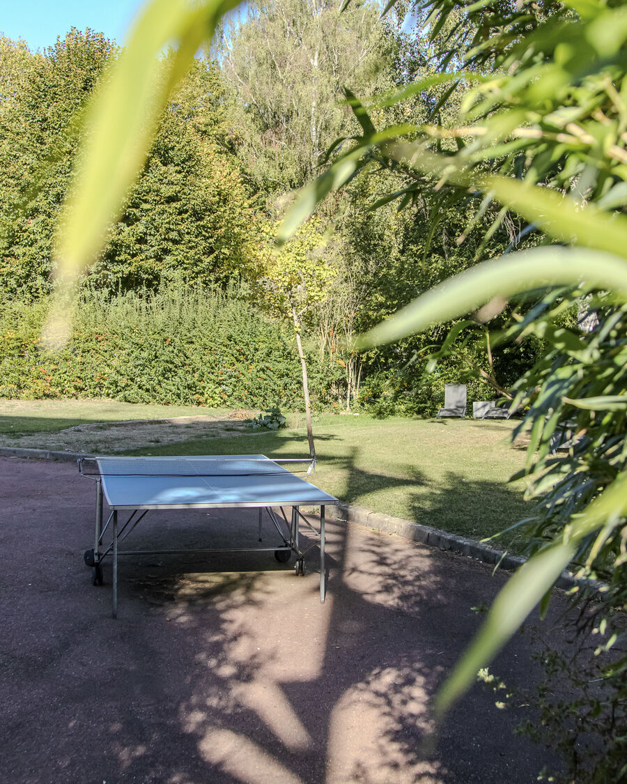 Table de ping-pong dans le parc du Manoir de Sauvegrain