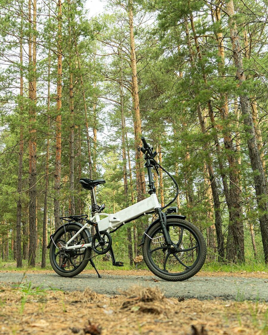 Vélo électrique sur un chemin forestier