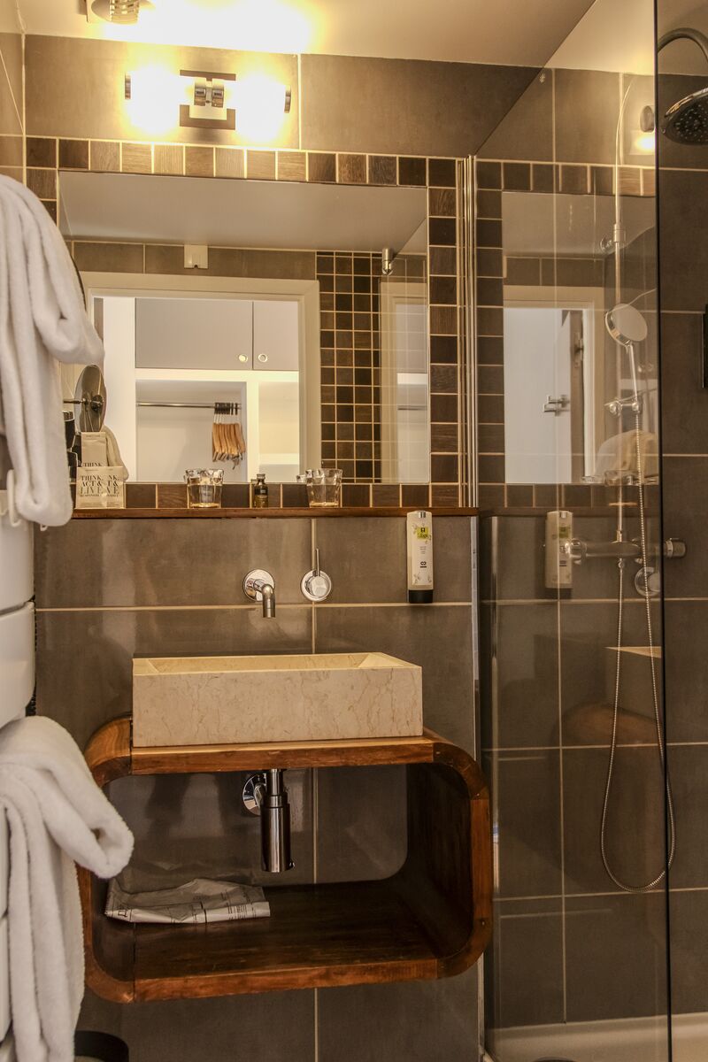 Vasque en pierre et douche à l'italienne, Manoir de Sauvegrain
