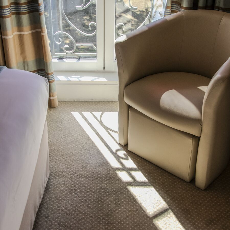 Fauteuil et coin salon de la chambre Double Supérieure, Manoir de Sauvegrain